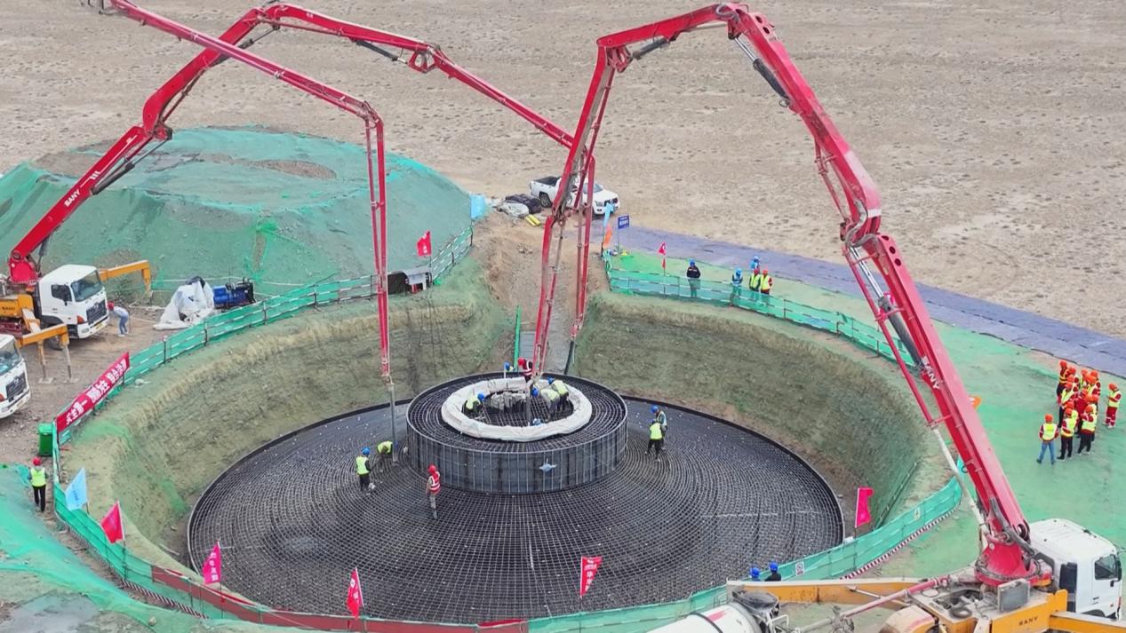 5月24日,东方电气木垒100万千瓦风电项目正在进行设备基础混凝土浇注工作。加尔斯摄.jpg 5月24日,东方电气木垒100万千瓦风电项目正在进行设备基础混凝土浇注工作。加尔斯摄.jpg